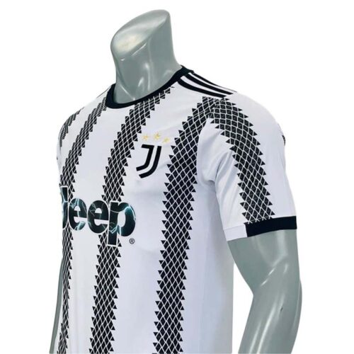 Quần áo Juventus 2022 màu trắng sọc đen nghiêng trái