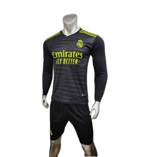 Quần áo Real Madrid tay dài màu đen 2022-23 mặt nghiêng