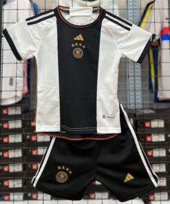 Quần áo trẻ em Đức màu trắng sọc đen sân nhà 2022-23 phiên bản F1