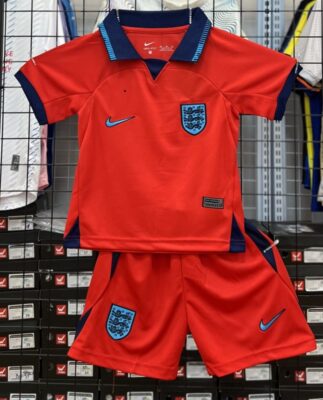 Quần áo trẻ em Anh màu đỏ sân nhà 2022-23 phiên bản F1