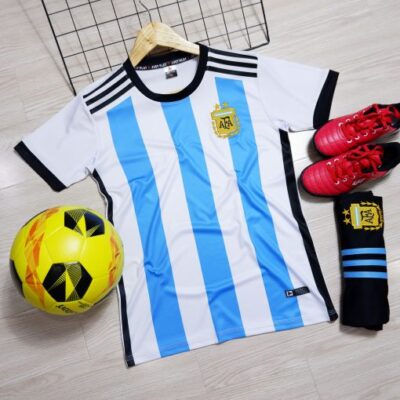Quần áo trẻ em Argentina màu trắng sọc xanh sân nhà 2022-23 hàng Việt