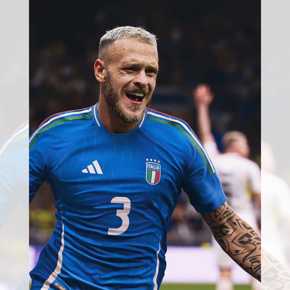 Quần áo đội tuyển Ý màu xanh sân nhà Euro 2024 hình cầu thủ