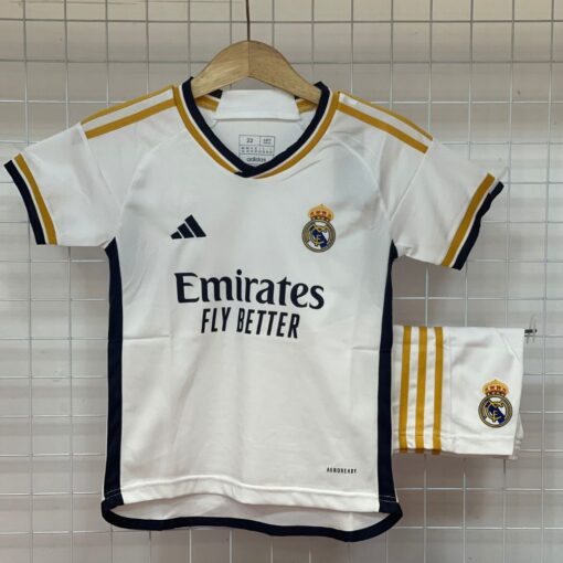 Quần áo trẻ em Real Madrid 2024 màu trắng sân nhà phiên bản F1 mặt trước