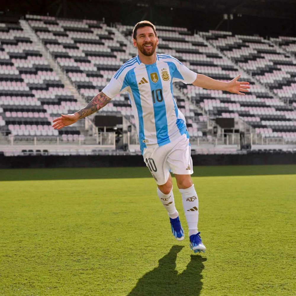Quần áo Argentina màu trắng sọc xanh sân nhà Copa America 2024