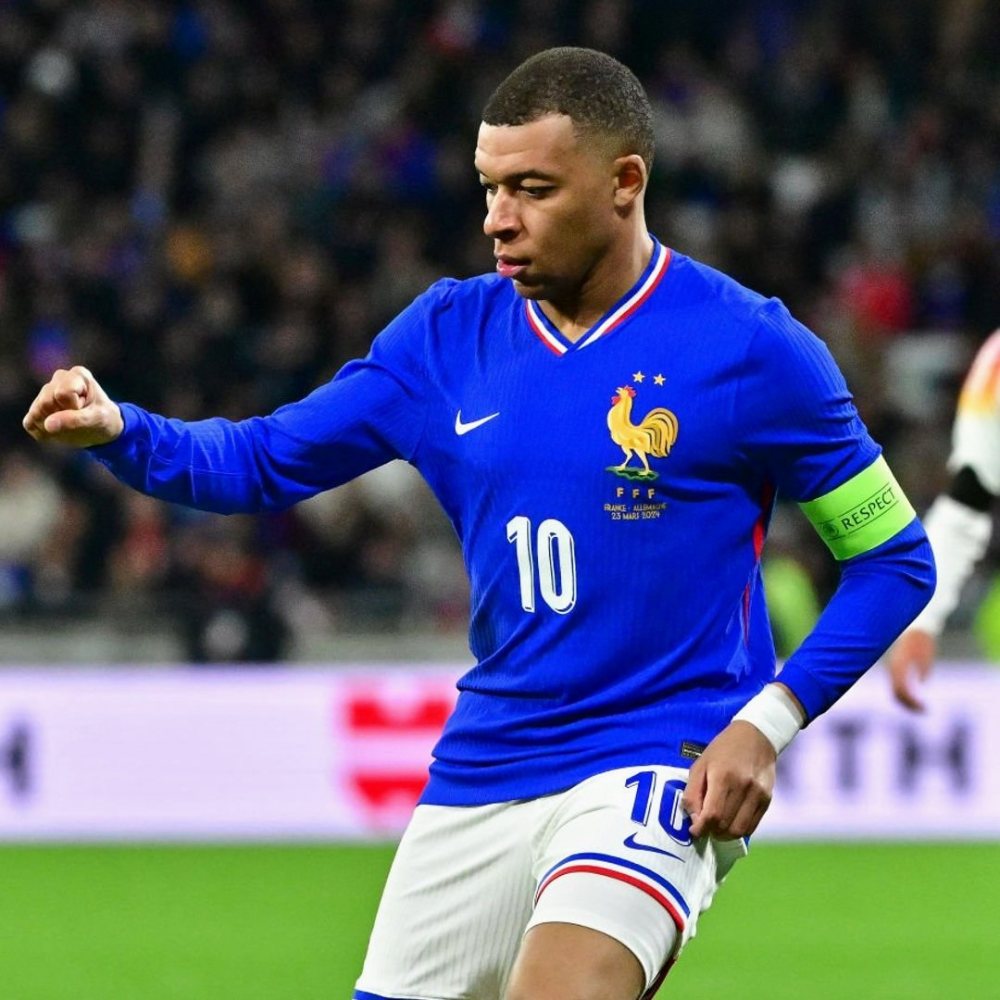 Quần áo Pháp màu xanh sân nhà Euro 2024 hình cầu thủ