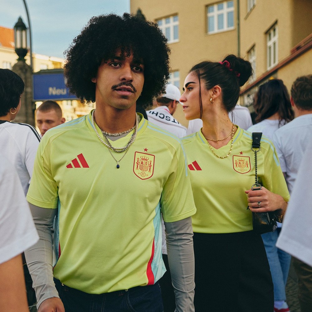 Quần áo Tây Ban Nha màu vàng sân khách Euro 2024 người mẫu