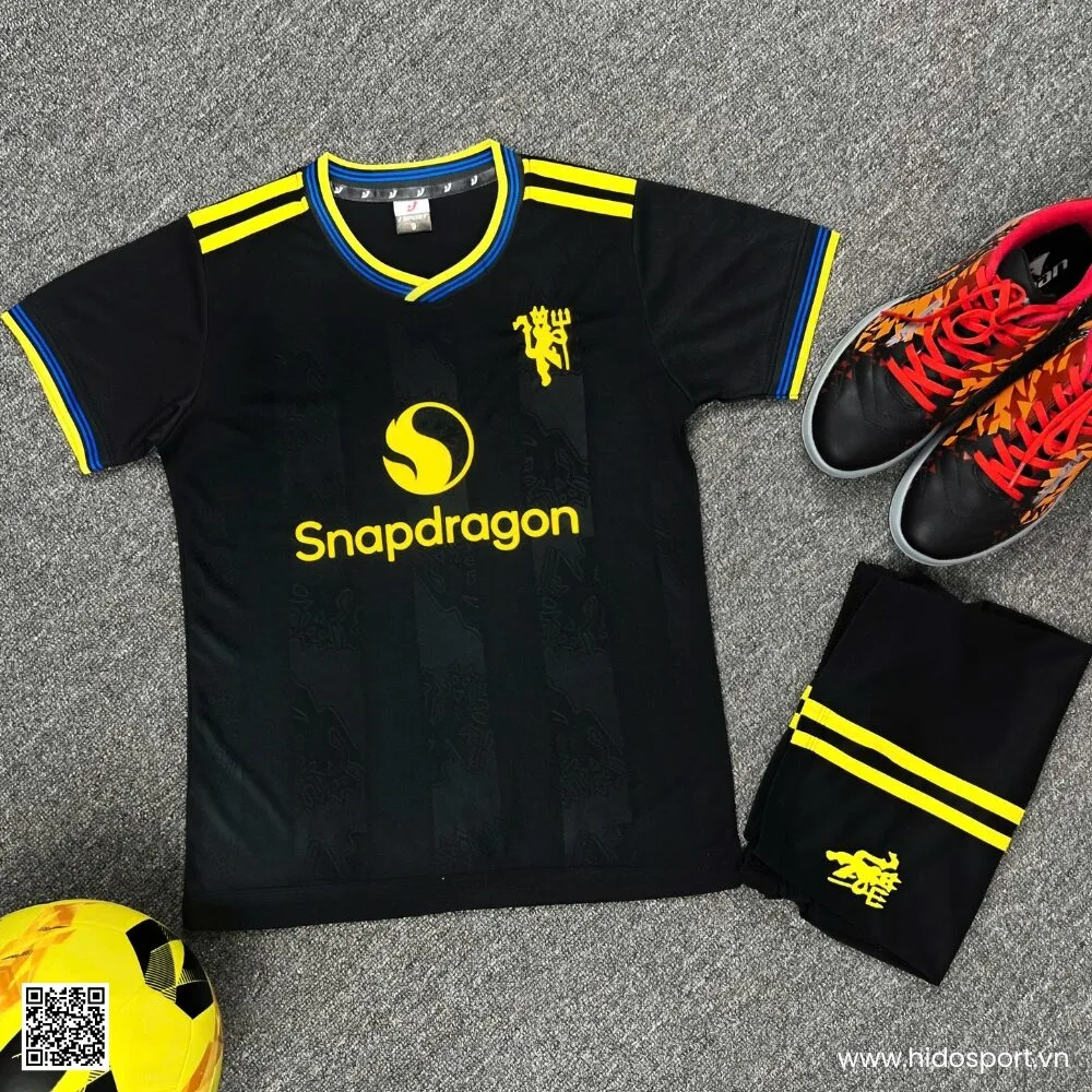 Quần Áo Bóng Đá Trẻ Em MU Mẫu Thứ 3 25/26 Màu Đen - HIDO SPORT