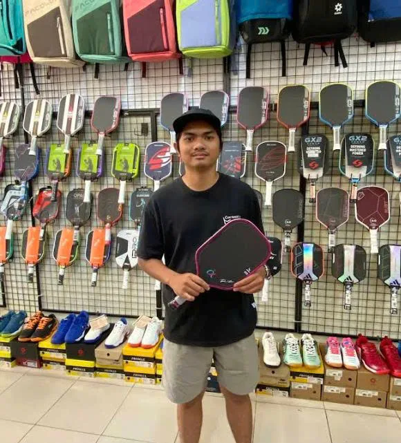 Hình Khách Nước Ngoài Mua Vợt Tại Hido Sport   01