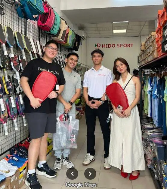 Hình Khách Nước Ngoài Mua Vợt Tại Hido Sport   02