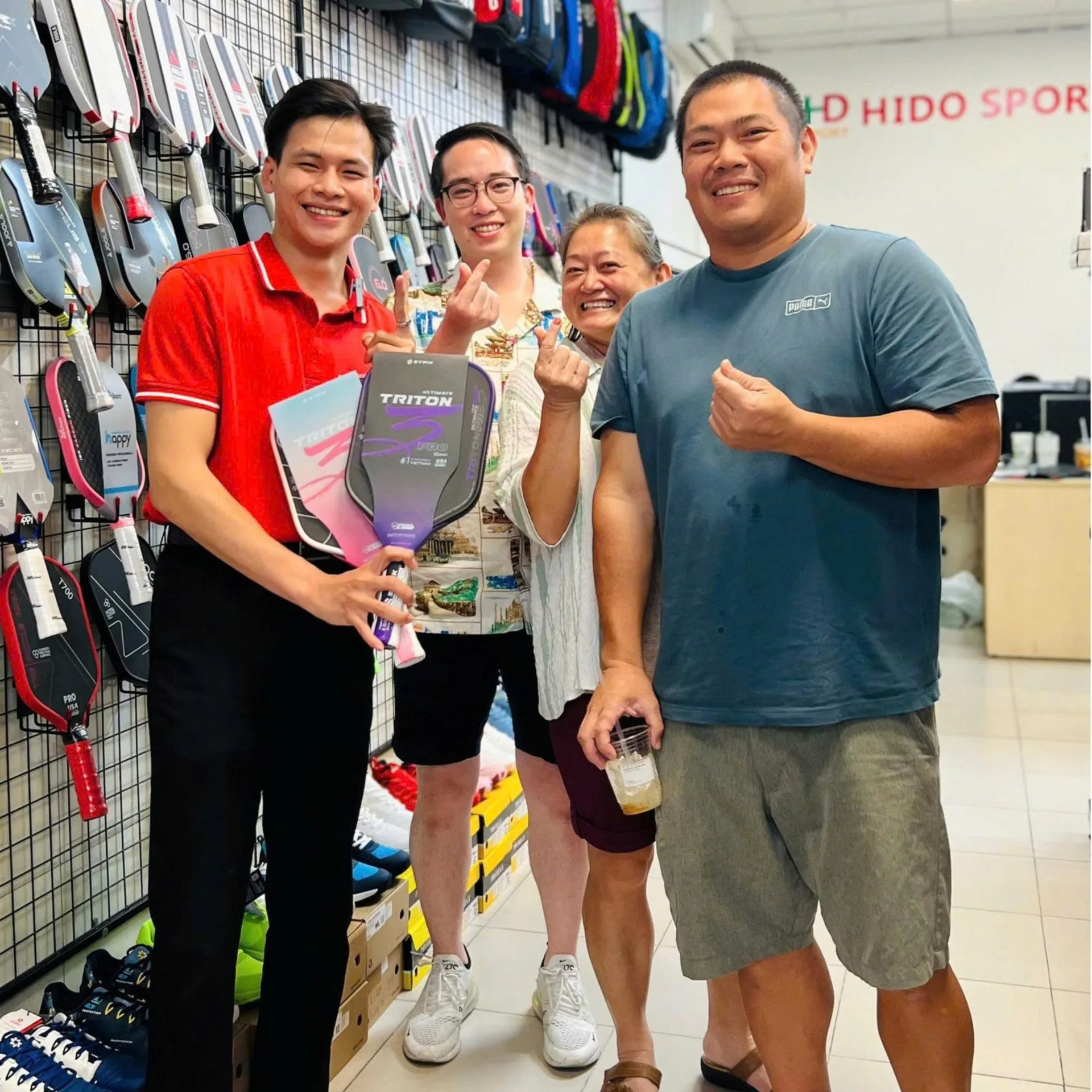 Khách Hàng Việt Nam Và Quốc Tế Mua Vợt Pickleball Tại Hido Sport