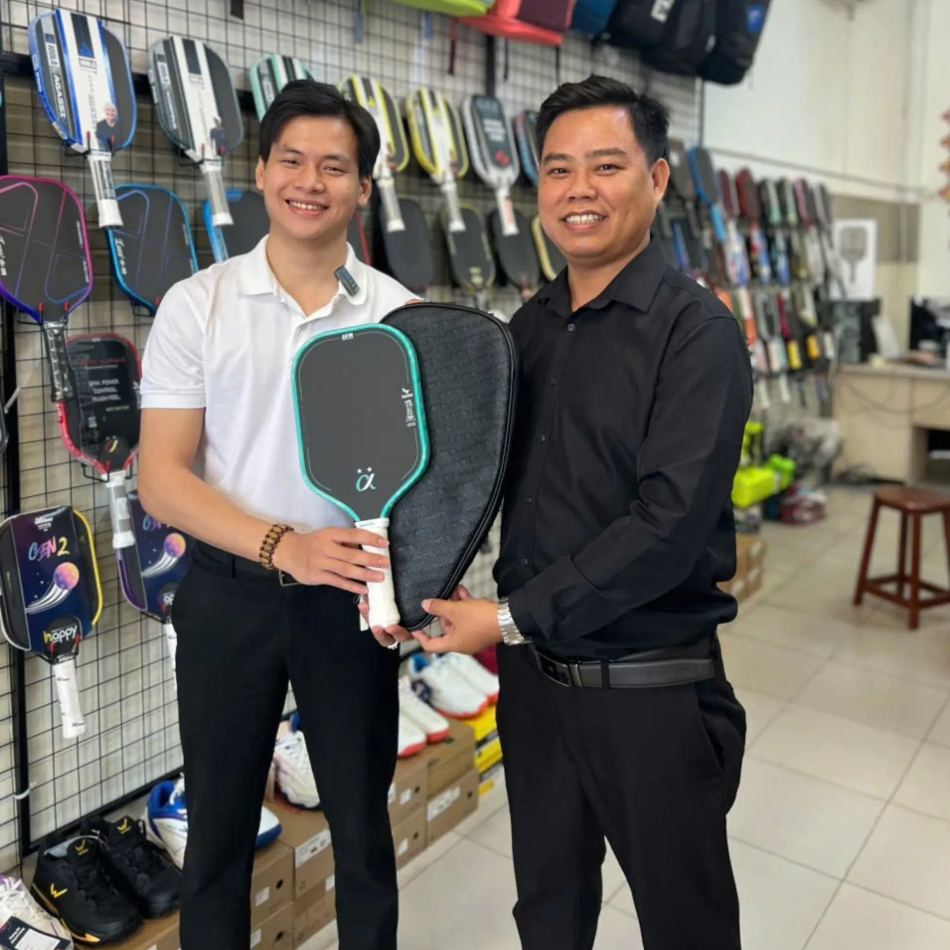 Khách Hàng Nhận Vợt Pickleball Kamito Tại Hido Sport