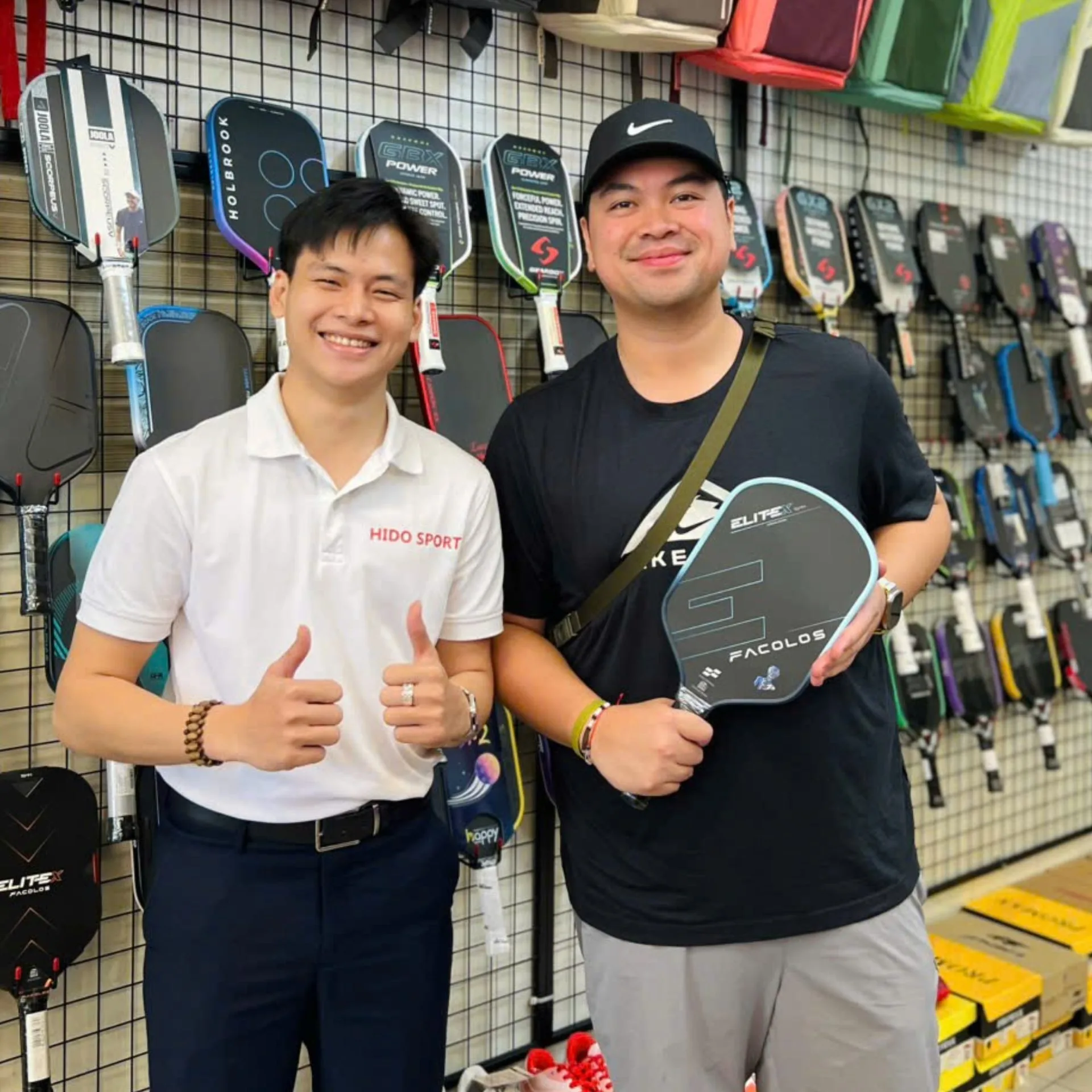 Khách Hàng Nhận Vợt Pickleball Cá Nhân Hóa Tại Hido Sport