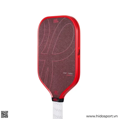 Vợt Pickle Poppers POP N Rush nhìn từ góc cạnh, nổi bật với viền đỏ và mặt vợt nhám.