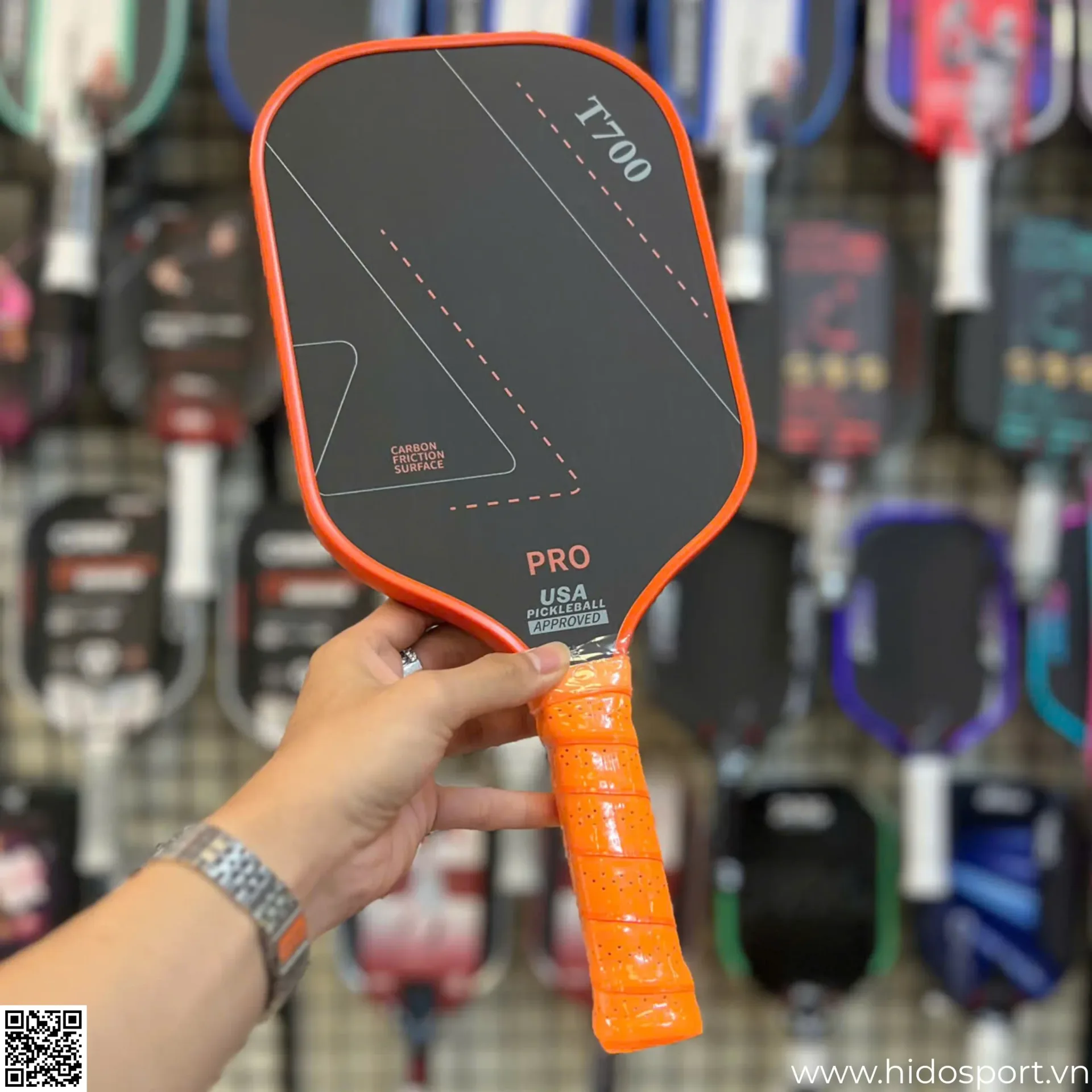 (TITLE)% Vợt Pickleball T700 Đen Cam – Hình Thực Tế
