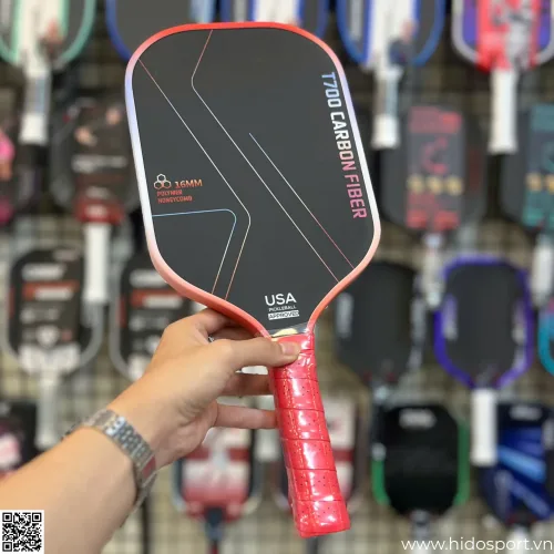 (TITLE)% Vợt Pickleball T700 Đen Đỏ Cam – Hình Thực Tế