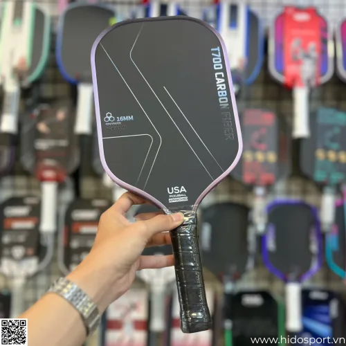 (TITLE)% Hình ảnh thực tế vợt Pickleball T700 màu đen viền tím nhạt, cán quấn đen.