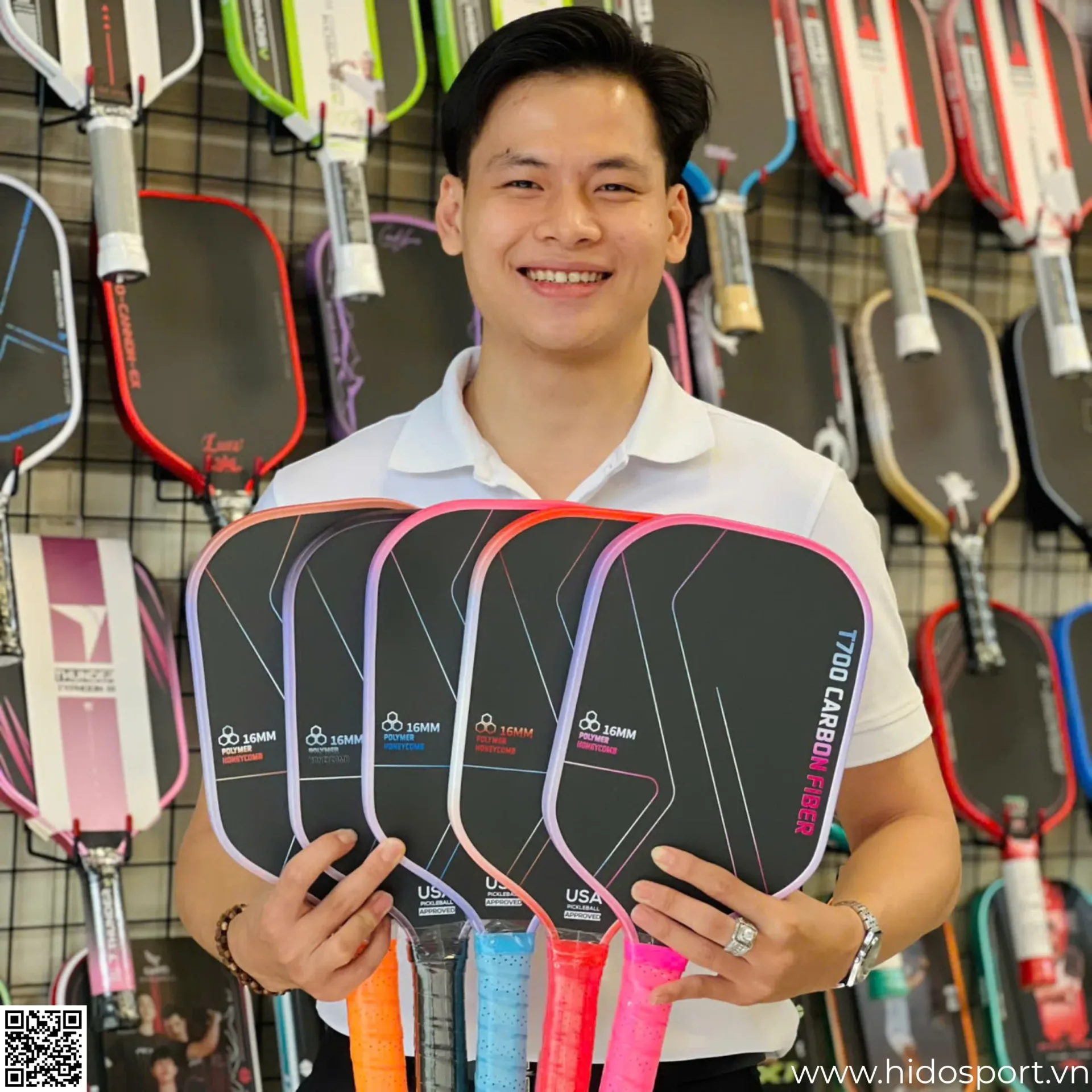 (TITLE)% Nhân viên HIDO SPORT giới thiệu 5 mẫu vợt Pickleball T700 nhiều màu sắc tại cửa hàng.